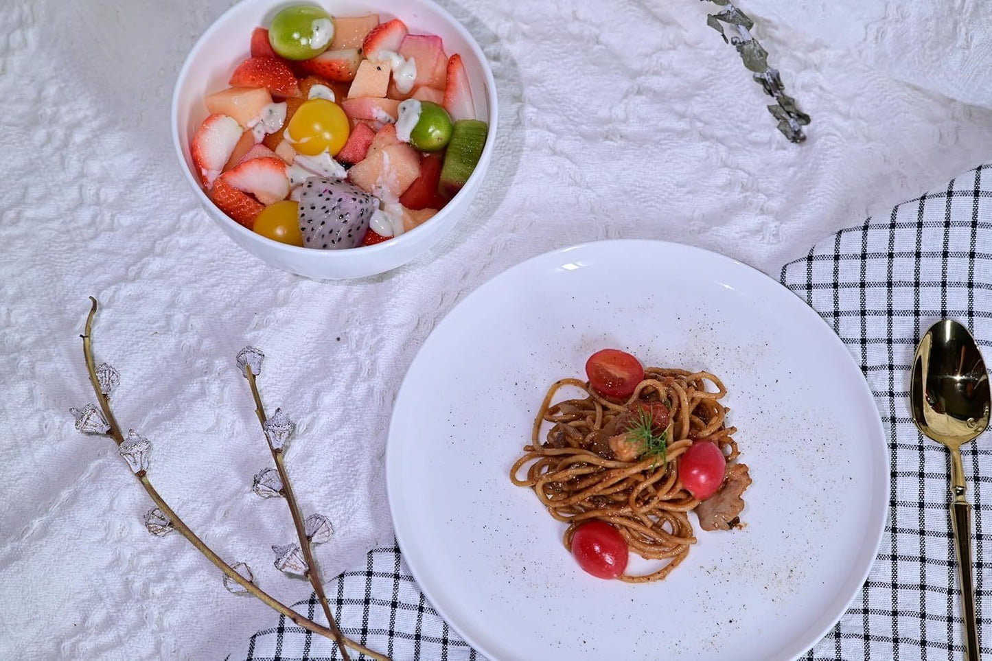 Lily Bone China Dinnerware Set - 16 Pieces Service for 4 (White)